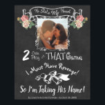 Poster Il m'a volé mon coeur amusant poème Chalkboard Mar<br><div class="desc">Ce panneau mariage amusant présente un poème mignon : Il m'a volé mon coeur ! Deux peuvent jouer à ce jeu. Je dois avoir vengeance, alors je prends son nom ! Le design typographique du tableau noir comprend une photo du couple avec un texte original dans une variété de polices...</div>