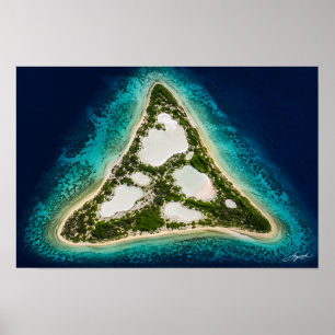 Poster Île triangulaire avec vue satellite de lagunes de