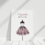 Poster Illustration de mode personnalisée, habille le man<br><div class="desc">Ce dessin de mode personnalisé,  Robe rose sur un mannequin est parfait pour créer votre décor de mur élégant unique.</div>