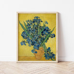 Poster Irises | Vincent van Gogh<br><div class="desc">Irises (1890) de Vincent van Gogh est une vie morte captivante qui présente un bouquet vibrant d'iris violets exposés dans un vase contre un arrière - plan jaune vif. La composition dynamique met en valeur la maîtrise des couleurs complémentaires de Van Gogh, créant un contraste saisissant entre les fleurs violettes...</div>