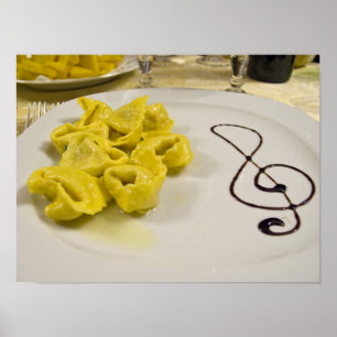 Poster Italie, Cento. Une assiette de tortellini au froma