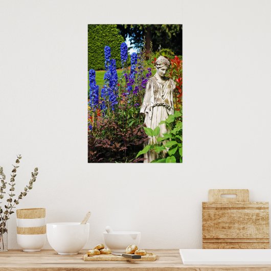 Poster Jardin de delphinium bleu et statue de déesse grec (Cuisine)
