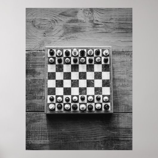 Poster Jeu du jeu d'échecs sur table en bois rustique (Devant)