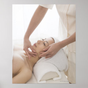 Poster Jeune femme avec massage facial