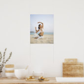 Poster Jeune femme faisant du yoga sur la plage (Cuisine)