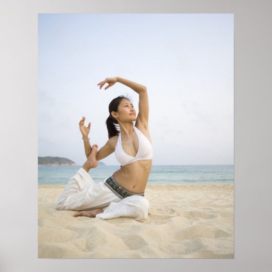 Poster Jeune femme faisant du yoga sur la plage (Devant)