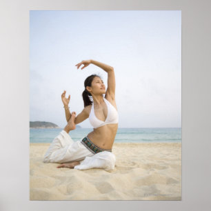 Poster Jeune femme faisant le yoga sur la plage