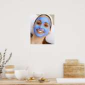 Poster Jeune femme portant un masque facial, souriant, (Cuisine)
