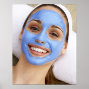 Poster Jeune femme portant un masque facial, souriant,
