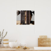 Poster Jeune femme qui regarde par l'abaque. (Cuisine)