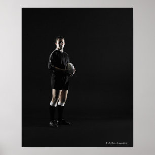 Poster Jeune homme tenant la boule de rugby, portrait