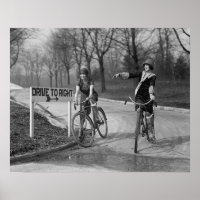 Jeunes femmes à la mode à bicyclette, 1925. Photo