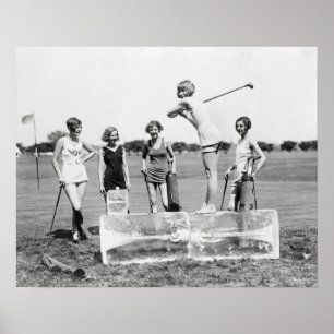 Poster Jeunes femmes à la mode jouant au golf, 1926. Phot