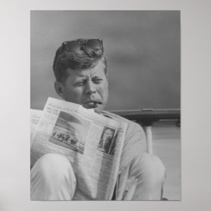 Poster JFK détendant dehors