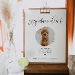 Poster JOLIE Minimal Boho 1 Photo Pet Signature Boire<br><div class="desc">Ce panneau de boisson signature est doté d'une fente photo, d'une police de caractères manuscrite de boho mignonne et d'un design minimaliste moderne. Modifiez facilement la police et la couleur arrière - plan pour correspondre à votre événement. Ce panneau est parfait pour ajouter une photo de la mariée et du...</div>