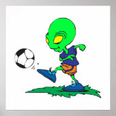 Poster joueur de football alien amusant botter le ballon (Devant)