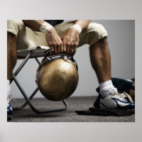 Joueur de football assis dans le vestiaire