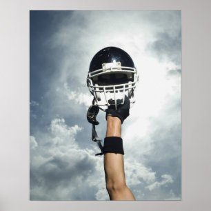 Poster Joueur de football tenant un casque dans l'air