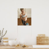 Poster Joyeuse femme enceinte debout à l'échelle (Cuisine)