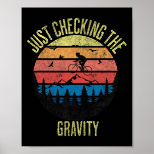 Poster Juste vérifier la gravité drôle de vélo de montagn