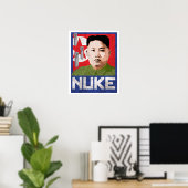 Poster Kim Jong Un Propaganda - NUKE - (Bureau à domicile)