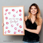 Poster Kiss The Miss Goodbye Bachelorette Game Keepsaké<br><div class="desc">Découvrez la joie des célébrations pré-mariages avec notre Poster de Keepsaké pour Bachelorette "Kiss The Miss Goodbye", un ajout délicieux à toute douche nuptiale ou à toute soirée de bachelorette. Cette activité ludique et humoristique invitation les invités à laisser leur marque avec des baisers en rouge à lèvres, créant un...</div>