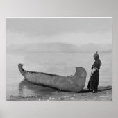Poster Kootenai Man Standing by Canoe (Devant)