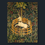 Poster La licorne en captivité<br><div class="desc">Poster présentant la tapisserie médiévale La licorne en captivité (1495-1505). La septième tapisserie de The Unicorn Tapestries, également connue sous le nom de The Unicorn Rests in a Garden, montre une licorne blanche avec un collier bleu assis à l'intérieur d'une clôture. L'herbe verte et de belles fleurs entourent la licorne....</div>