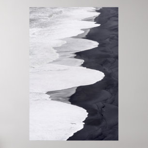 Poster La marée déferle sur la plage noire