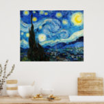 Poster La nuit étoilée par Vincent Van Gogh<br><div class="desc">Le tableau est dominé par un ciel nocturne rempli d'étoiles et de lune. Il occupe les trois quarts de l'image et semble turbulent, voire agité, avec des motifs intensément tourbillonnants qui semblent rouler à travers sa surface comme des vagues. Il est tapissé d'orbes brillantes, dont la lune du croissant à...</div>