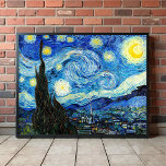 Poster La nuit étoilée par Vincent Van Gogh<br><div class="desc">Le tableau est dominé par un ciel nocturne rempli d'étoiles et de lune. Il occupe les trois quarts de l'image et semble turbulent, voire agité, avec des motifs intensément tourbillonnants qui semblent rouler à travers sa surface comme des vagues. Il est tapissé d'orbes brillantes, dont la lune du croissant à...</div>