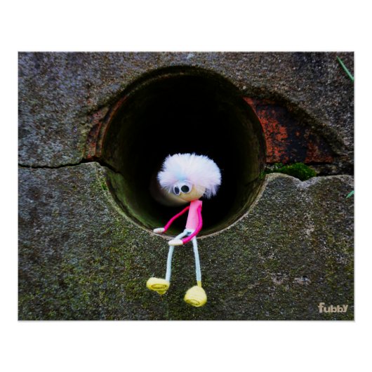 Poster La poupée de Fubby dans un mur. (Devant)