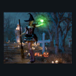 Poster La sorcière d'Halloween dans la forêt<br><div class="desc">Amplifiez vos esprits avec cette belle sorcière dans une forêt d'Halloween effrayante. Avec des décorations d'Halloween comme des arbres effrayants,  des citrouilles,  des cimetières et des statues,  ce paysage offre une ambiance cinématographique unique riche en contes</div>