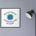 Poster La thérapie physique fait tourner le monde<br><div class="desc">La thérapie physique fait tourner le monde. Un joli cadeau de physiothérapeute avec une citation inspirante pour un PT.</div>