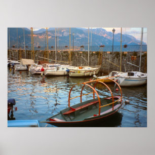 Poster Lac de Côme, Bateau traditionnel dans la marina
