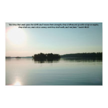 Lac paisible et arbres lointains avec écriture