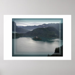 Poster Lac saigné, vue de ci-dessus avec le château