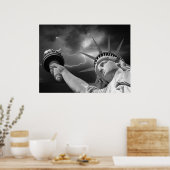 Poster Lady Liberty sous un ciel orageux (Cuisine)