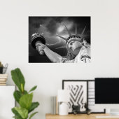 Poster Lady Liberty sous un ciel orageux (Bureau à domicile)