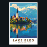 Poster Lake Bled Slovénie Travel Art Vintage<br><div class="desc">Design vectoriel de Lake Bled. Le lac Bled est un lac situé dans les Alpes Juliennes de la région du Haut Carniolan,  au nord-ouest de la Slovénie,  où il jouxte la ville de Bled.</div>