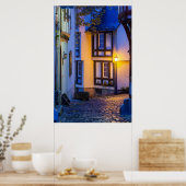 Poster Lampe de rue allumée sur une rue pavée (Cuisine)