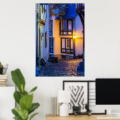 Poster Lampe de rue allumée sur une rue pavée (Bureau à domicile)