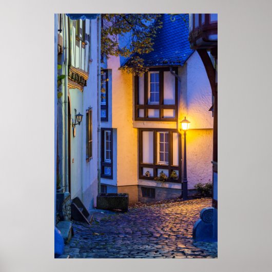 Poster Lampe de rue allumée sur une rue pavée (Devant)