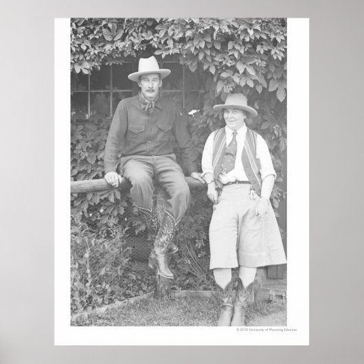 Poster Larry Larom et une femme posent. (Devant)