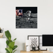 Poster L'astronaute Apollo 17 salue le drapeau américain (Bureau à domicile)