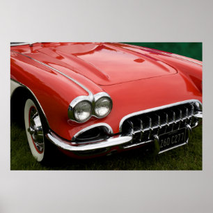 Poster le capot d'une voiture de sport de classique