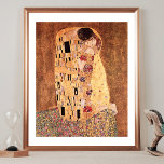 Poster Le Kiss Gustav Klimt Fine Art<br><div class="desc">Une affiche d'art avec la peinture à l'huile de Gustav Klimt (1862-1918),  The Kiss (vers 1907). Gustav est né en Autriche. Un homme et une femme dans une étreinte. Le tableau original comporte des couches de feuilles d'or.</div>