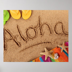Poster Le mot Aloha écrit sur une plage de sable, avec 2