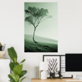 Poster Le sentinelle solitaire : un arbre balayé par le v (Bureau à domicile)