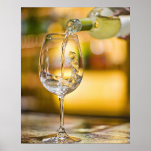 Poster Le vin blanc est versé à la bouteille dans le rest